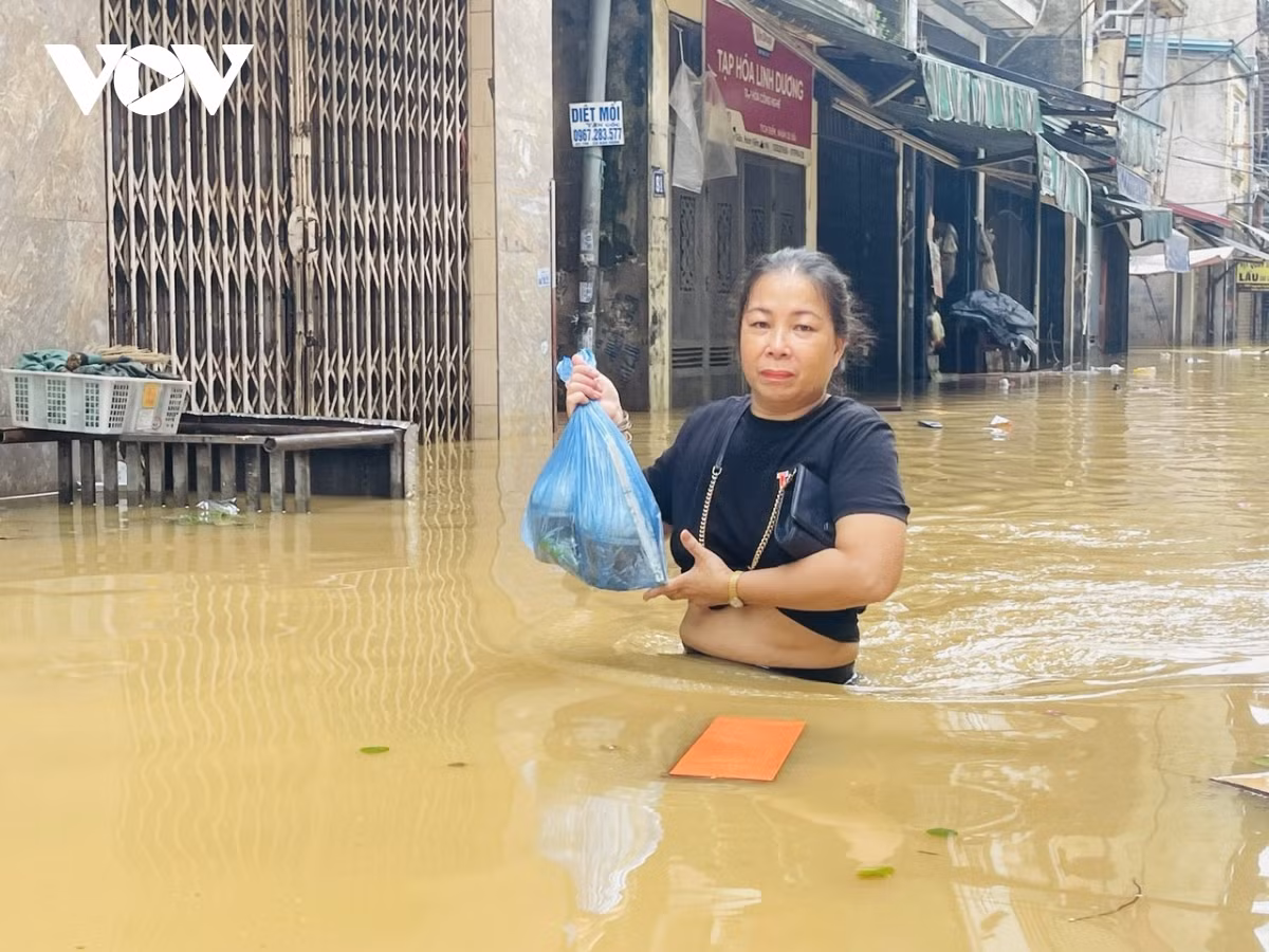 Nhiều ngõ ở đường Hồng Hà (phường Chương Dương), nước vẫn ngập sâu ngang người.