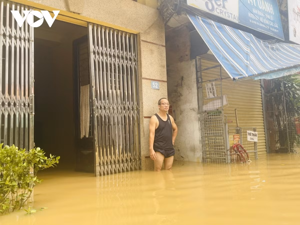 Trong nhà, nước vẫn ngập hàng mét, người dân chỉ biết chờ đợi và mong nước rút để cuộc sống ổn định trở lại.