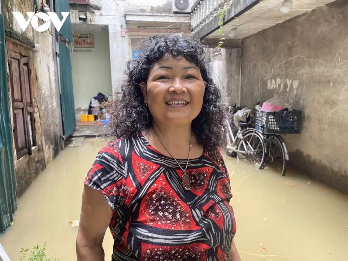 Bà Lê Thúy Lạn, người dân ở phố Hồng Hà cho biết, mặc dù nền nhà bà khá cao nhưng do nước lên nhanh nên ngập cả vào nhà. Mất điện 2 ngày nay, gia đình bà không thể nấu nướng, chỉ ăn bánh mì và xôi cho qua bữa: “Cuộc sống khá vất vả nhưng chúng tôi vẫn cố gắng vượt qua vì so với những gia đình bị thiệt hại trong bão lũ vừa qua, tôi thấy mình vẫn may mắn hơn nhiều”.