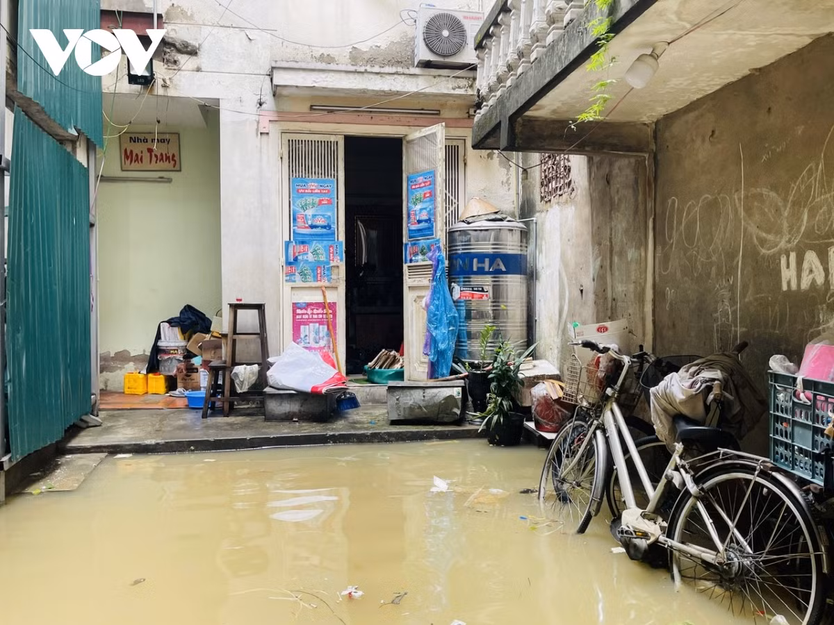 Anh Trần Hùng (Phúc Tân) cho hay, từ hôm lũ lên đến nay, cuộc sống của người dân vô cùng vất vả, mất điện, mất nước, nhiều nhà phải di dời đến nơi ở khác để đảm bảo an toàn. Tất cả đều nỗ lực để cùng vượt qua những tháng ngày khó khăn như thế này.