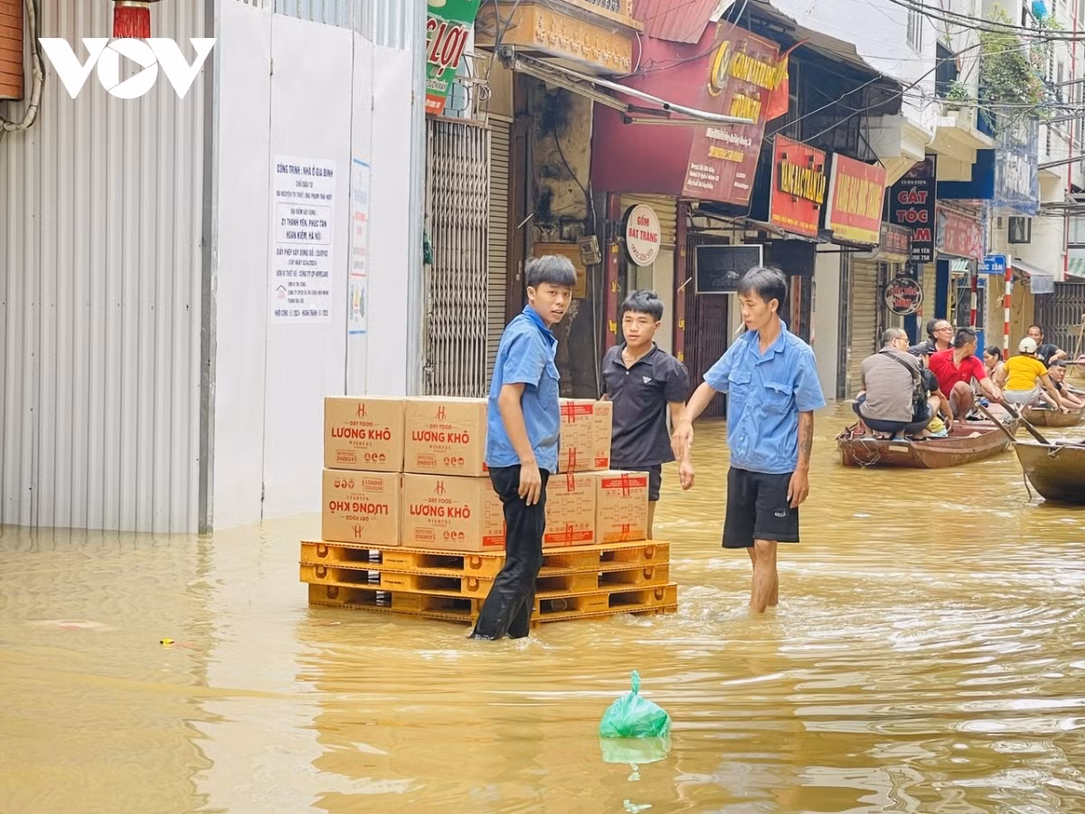 Nhiều hộ kinh doanh vẫn tiếp tục di dời hàng hóa đến nơi an toàn để hạn chế tổn thất.