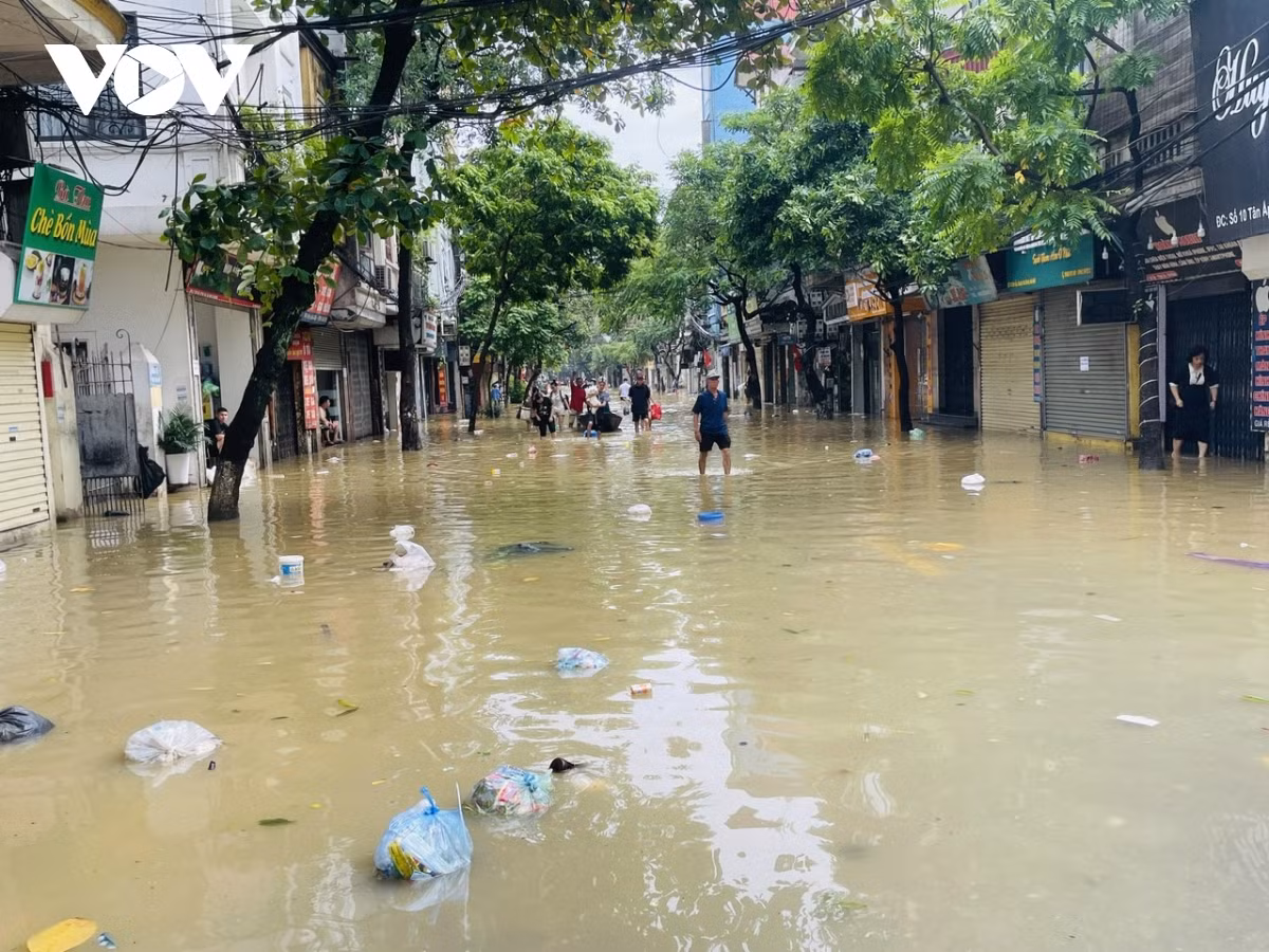 Tại các phố xung quanh như: Tân Ấp, Tứ Liên, nước cũng ngập sâu cuốn theo nhiều loại rác thải.