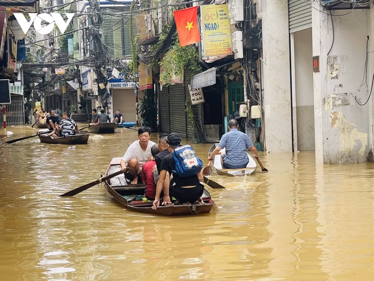 Mỗi phố có khoảng gần chục cái thuyền phục vụ nhu cầu đi lại của người dân, giá mỗi lượt là 20.000 đồng/người.