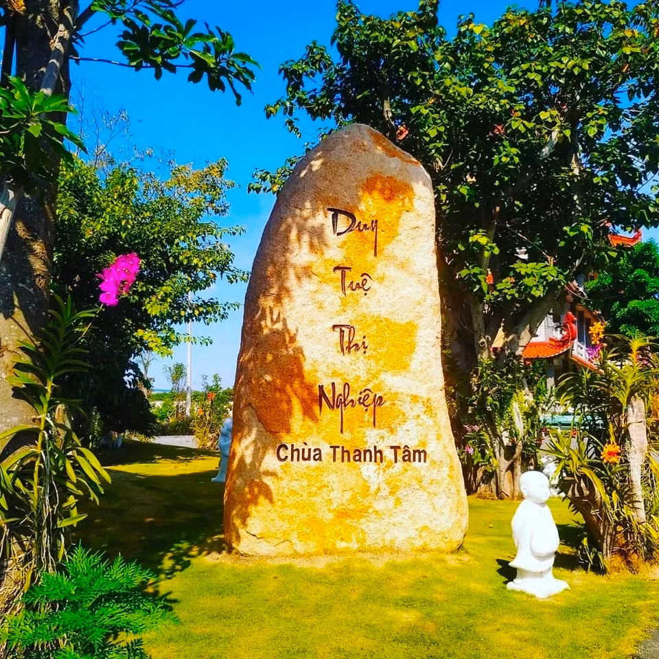 Lữ khách đến đây hành hương thường ghi lời cầu mong của mình sau đó dán vào chuông chùa rồi đánh vang. Người ta quan niệm rằng, tiếng vang của chuông sẽ mang những điều cầu xin của bạn đến với đức Phật. Ảnh: manuslandrichstar.