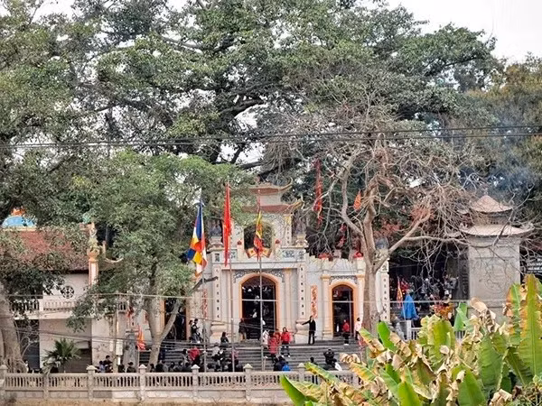 Đền Bắc Lệ (Lạng Sơn): Đây là ngôi đền cầu duyên nổi tiếng nhất tỉnh Lạng Sơn. Đền Bắc Lệ tọa lạc trên một quả đồi cao, xung quanh rợp bóng cây cổ thụ hàng trăm năm tuổi. Ngôi đền có lối kiến trúc bên trong lẫn bên ngoài đều mang đậm nét cổ kính rêu phong cùng với kiến trúc cổ xưa là những đồ cổ có giá trị như 9 bức tượng lớn nhỏ làm từ gỗ mít, những bức hoành phi, câu đối được chạm trổ tinh tế. Đây là nơi nhiều người tìm đến để cầu duyên với mong ước sớm tìm được người thương. Ảnh: DepPlus.