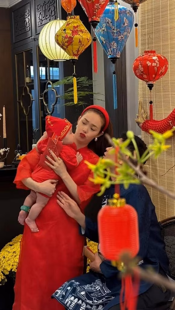 Minh Hằng 'nhá' nhẹ lì xì của quý tử, dân tình phải choáng - Hình 2 Minh Hang 'nha' nhe li xi cua quy tu, dan tinh phai choang-Hinh-2