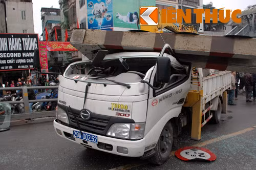 Chiếc xe ô tô biển xanh đầu bị bẹp dúm.