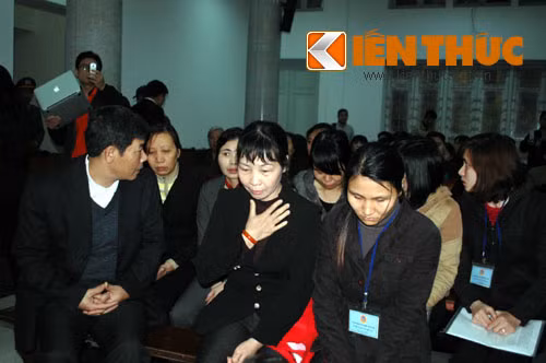Bị cáo Liêm quay lại nhìn các đồng nghiệp trong đó có bị cáo Nhiên.