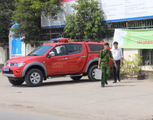 Các đơn vị nghiệp vụ Công an TP HCM và Viện KHHS (BCA) đang phối hợp khám nghiệm hiện trường vụ cháy gây thiệt hại nghiêm trọng.