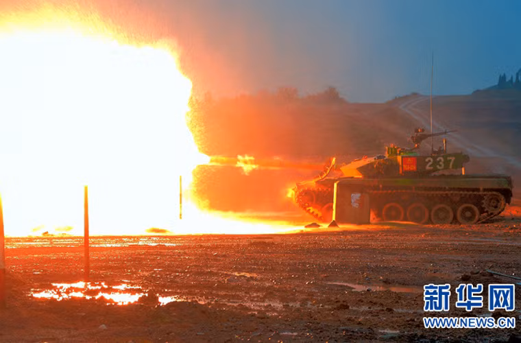 Trong ảnh, pháo 125mm trên xe tăng chiến đấu chủ lực Type 96A – “xương sống” lực lượng xe tăng Trung Quốc khai hỏa. Người chụp ảnh đã bắt đúng cảnh chớp lửa đầu nòng pháo khi khai hỏa tạo nên bức ảnh thể hiện sự hùng mạnh.