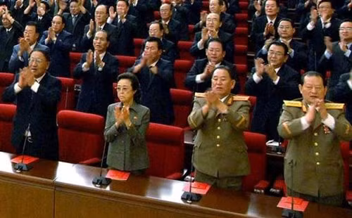 Tiếp đó, phu nhân của ông Jang Song-thaek, đồng thời cũng là cô ruột của nhà lãnh đạo Kim Jong-un, người phụ nữ quyền lực nhất Triều Tiên, bà Kim Kyong-hui cũng lần đầu tiên xuất hiện bình an vô sự và khá bình thản sau vụ hành quyết chồng. KCNA đưa tin, bà Kim Kyong-hui xuất hiện trong lễ tang một quan chức đảng cấp cao vừa qua đời cuối tuần trước với tư cách là thành viên ban tang lễ. Trước đó, nhiều người quan ngại bà "lành ít dữ nhiều".
