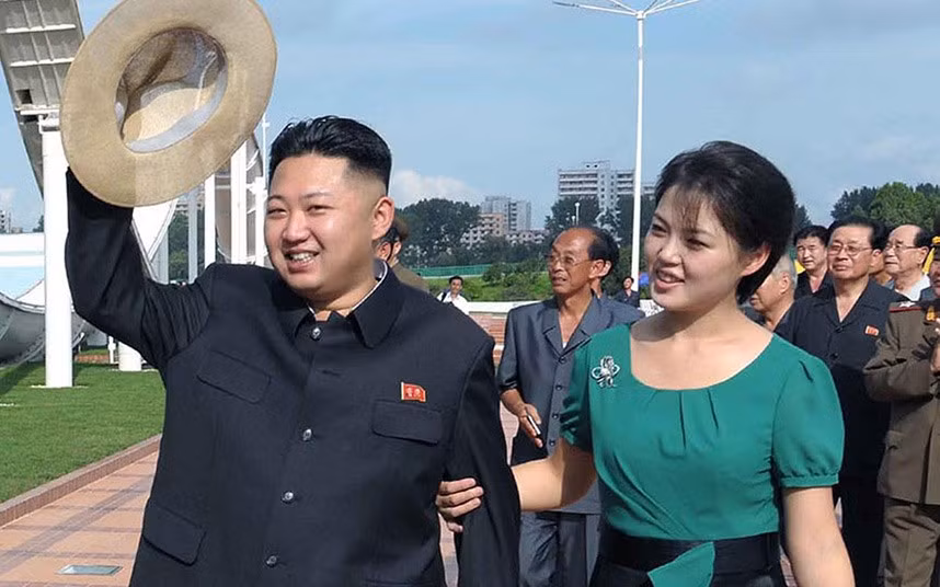 Năm 2012, nhà lãnh đạo trẻ giới thiệu phu nhân xinh đẹp, duyên dáng với cả thế giới, Ri Sol Ju. Cặp đôi quyền lực nhất Triều Tiên hạnh phúc sánh bước trong nhiều sự kiện.