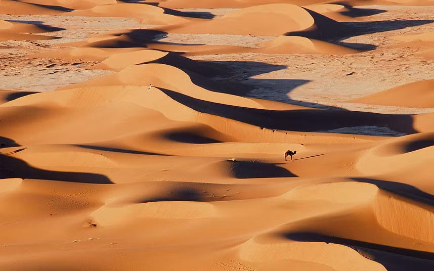 3. Trung tâm sa mạc Sahara: Là nơi có nhiệt độ cao nhất thế giới khi nhiệt độ trung bình mùa hè là trên 60 độ C nhưng mùa đông lại giảm mạnh tới mức đóng băng. Chênh lệnh nhiệt độ giữa ngày và đêm ở đây lên tới 15-35 độ C, còn bão cát kinh hoàng xảy ra như cơm bữa.