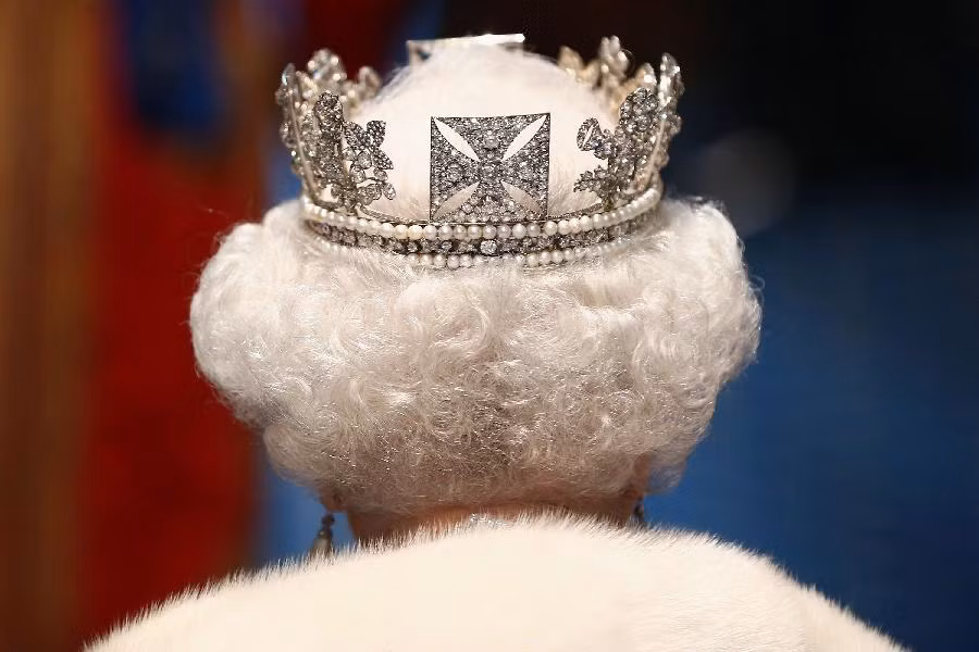 Nữ hoàng Anh Elizabeth đến tham dự buổi lễ khai mạc kỳ họp quốc hội tại cung điện Westminster ở London, ngày 8/5.