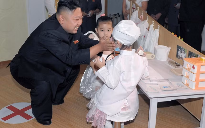 Nhà lãnh đạo vui đùa với trẻ em khi thăm trường mẫu giáo Kyongsang.