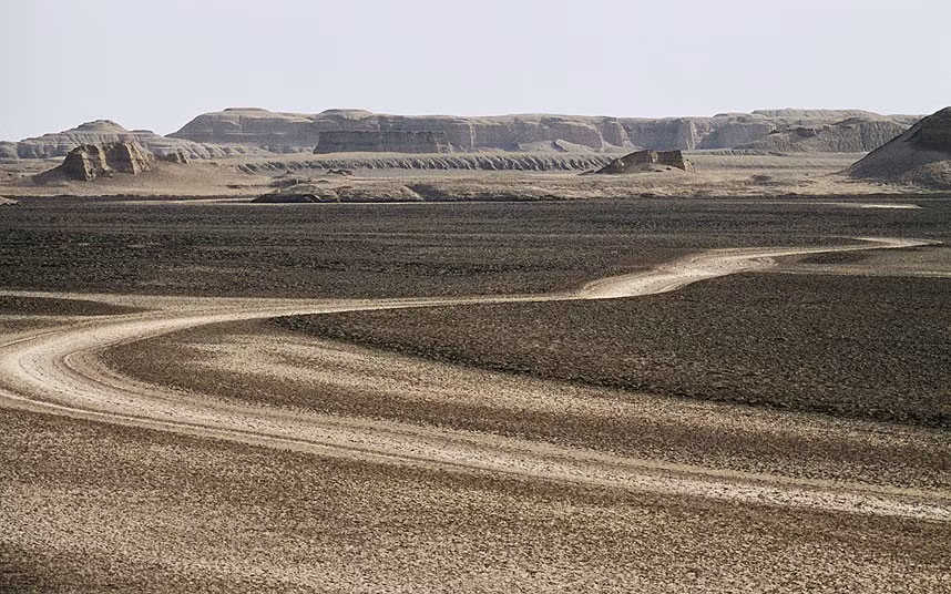5. Khu vực Gandom Beryan-e, Dasht-e Lut, Iran. Không có sự sống ở vùng cao nguyên dung nham núi lửa này được đặt tên có nghĩa là “Sa mạc trống rỗng” nằm ở miền trung đông Iran. Mặt đất có nhiệt độ lên tới 70 độ C.