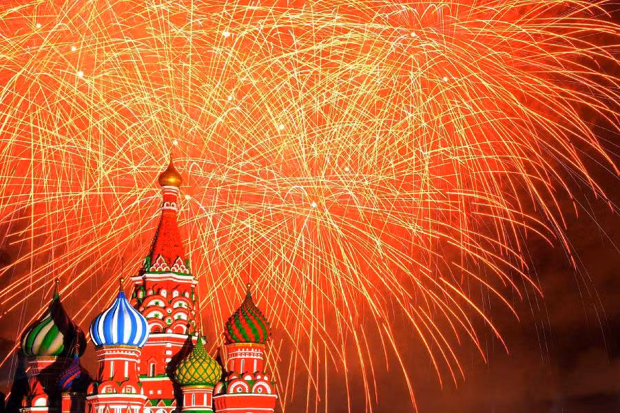 Ảnh chụp Hội diễn âm nhạc quân đội quốc tế Spasskaya ở Moscow rực rỡ pháo hoa và sôi động với các màn trình diễn đặc biệt ở Quảng trường Đỏ diễn ra vào ngày 1/9.