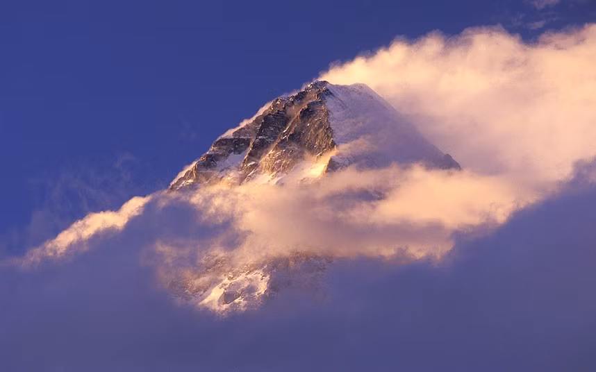 7. Khu vực K2 của Karakoram thuộc Himalaya. “Đặc sản” ở đây là những cơn bão mùa đông khắc nghiệt, bão tuyết và bão gió mùa hè. Nhiệt độ trong những tháng mùa đông luôn thấp dưới -57 độ C.