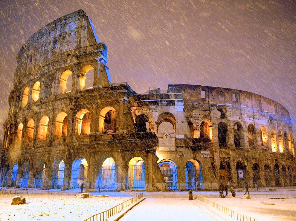 Cơn mưa tuyết tuyệt đẹp ở Đấu trường La Mã, Rome được xây dựng cách đây 2.000 năm.