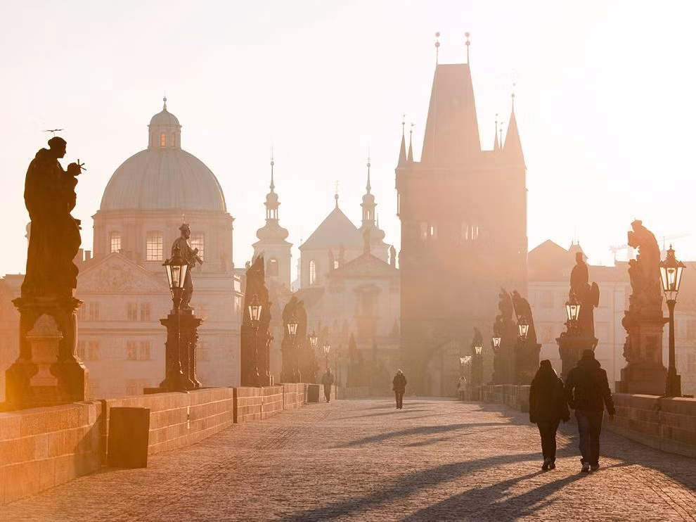 Vẻ đẹp cổ kính của cầu Charles ở Prague, Cộng hòa Czech trong buổi sáng sớm mờ sương. Cây cầu đá được mệnh danh là kiệt tác bắc ngang qua sông Vltava được xây dựng vào năm 1357 dưới thời vua Charles IV.