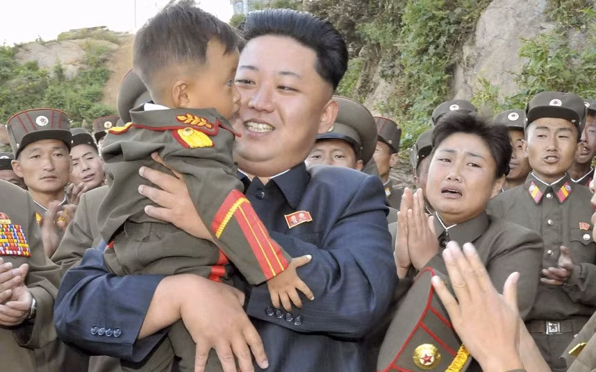 Ông Kim Jong-un dường như rất thích trẻ em. Ông bế một em nhỏ khi thăm các đơn vị quân đội trên đảo Jangjae và đảo Mu.