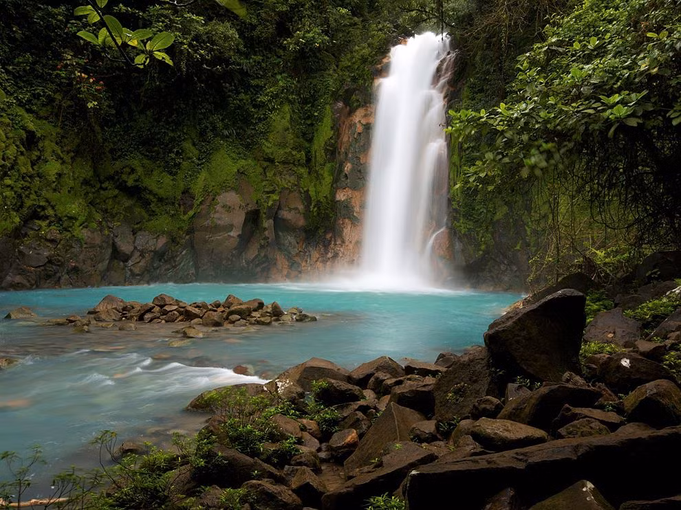 Vẻ đẹp thần tiên của thác Rio Celeste, Công viên núi lửa quốc gia Tenorio.