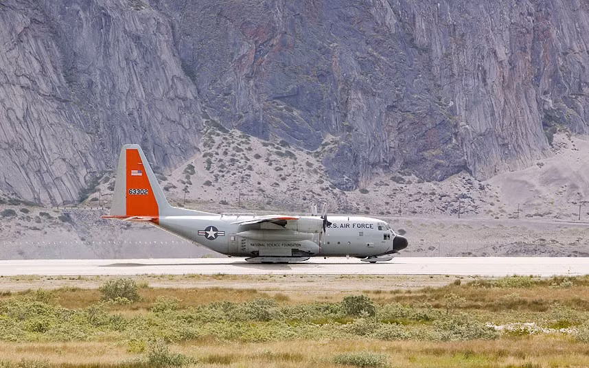 6. Summit Camp, Greenland: Đây là một cơ sở nghiên cứu khoa học nhỏ nằm trên điểm cao nhất của dải băng Greenland. Do ở phía bắc và rất cao nên Summit Camp là nơi có khí hậu địa cực khắc nhiệt nhất thế giới. Nhiệt độ ở đây không bao giờ vượt quá -11 độ C. Những tháng lạnh nhất trong năm - tháng 12 và tháng 1, nhiệt độ luôn - 11 độ.