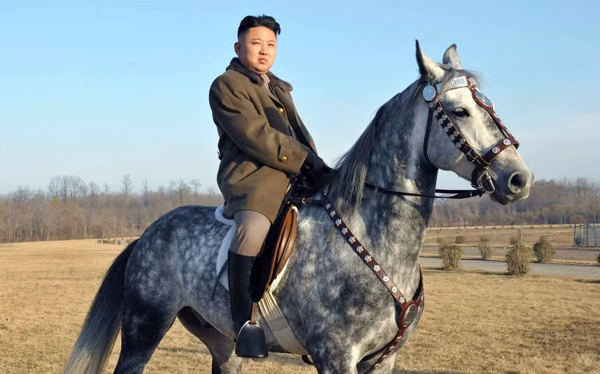 Ông Kim Jong-un cưỡi ngựa khi thị sát bãi tập của một trung đội kỵ binh thuộc Đơn vị 534 tại một địa điểm bí mật.