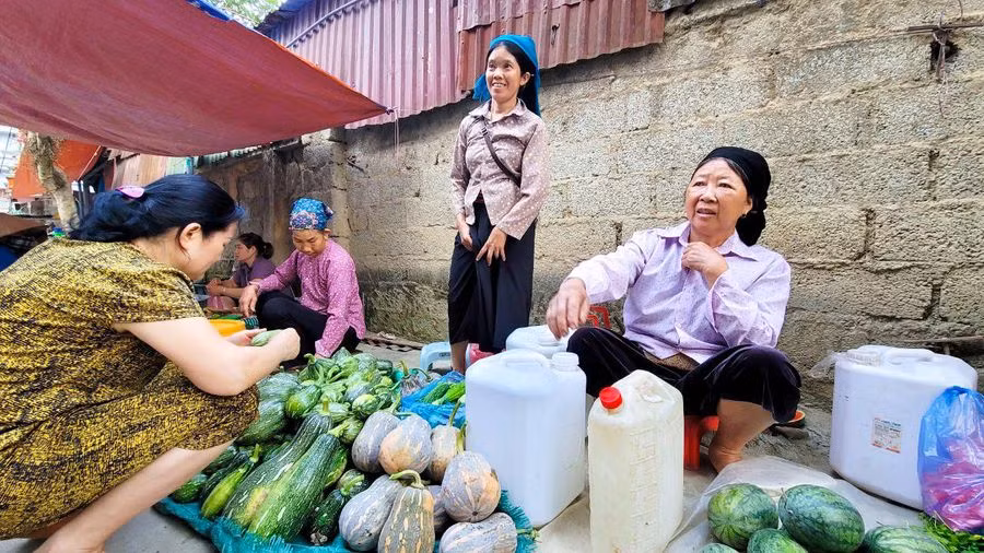 Chợ nằm ở trung tâm huyện nên người dân ở các xã lân cận thường đến đây mua bán, trao đổi hàng hóa. Với người dân Yên Minh, chợ phiên không chỉ là nơi buôn bán, mà còn là nơi giao lưu, trò chuyện, thư giãn.