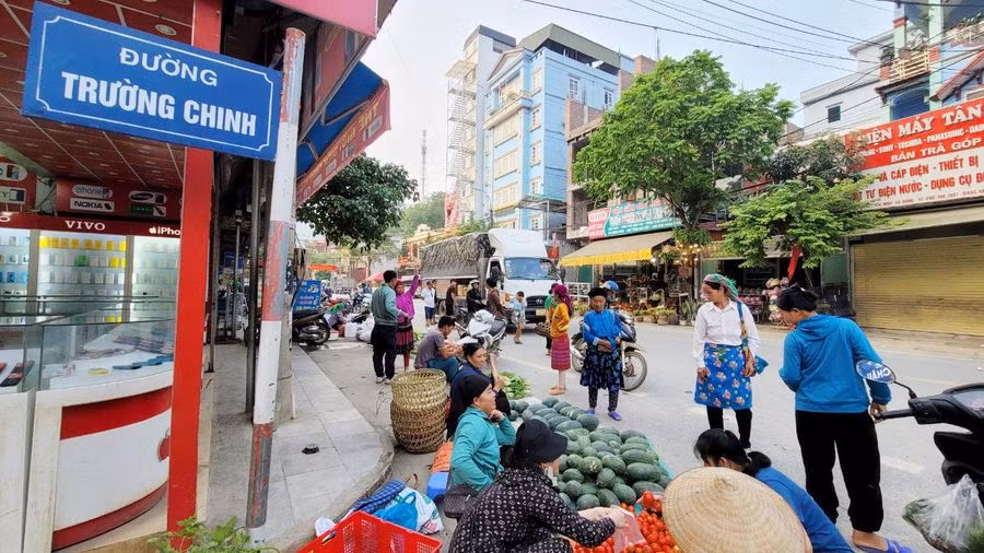 Sáng sớm, người dân từ mọi ngả đường tấp nập kéo đến chợ.
