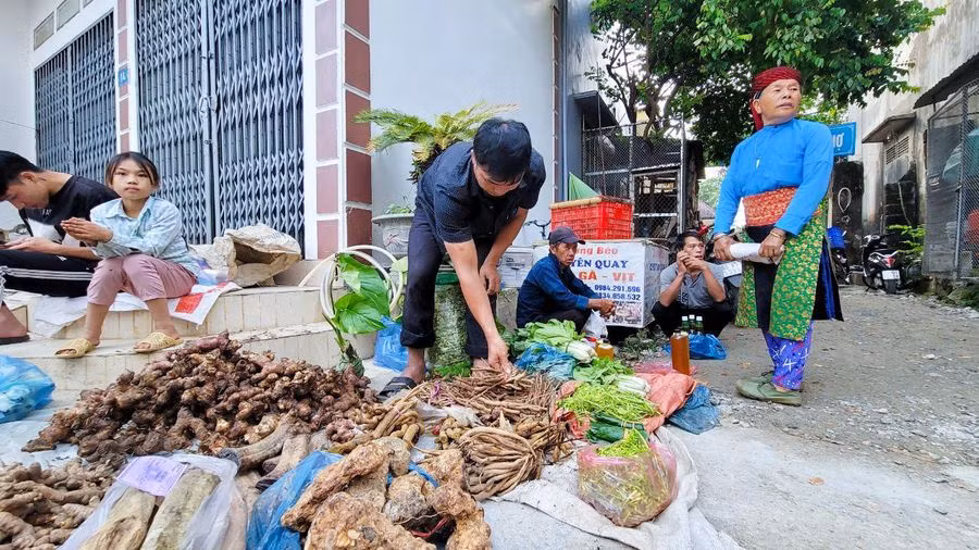 Các loại dược liệu thuốc, mật ong, thảo quả, cây mật gấu được bày bán nhiều ở chợ phiên.