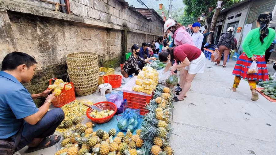 Hàng hóa bày bán ở chợ đa dạng, phong phú từ những dụng cụ làm nông, đồ gia dụng, hàng thủ công mỹ nghệ đến nông sản...
