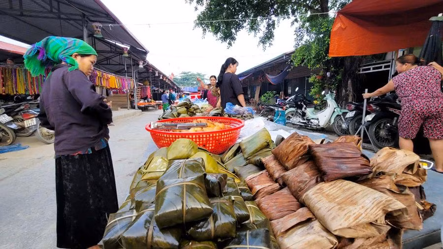 Thưởng thức món xôi ngũ sắc, bánh chưng, bánh nếp, nhấp thử một chén rượu ngô là những trải nghiệm thú vị mà du khách không nên bỏ qua khi tới chợ phiên Yên Minh.