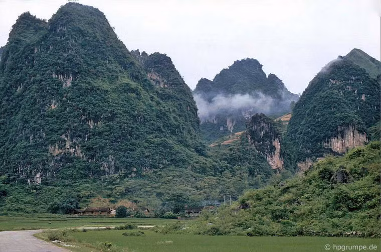 Những ngọn núi dốc đứng ở huyện Trung Khánh, Cao Bằng.