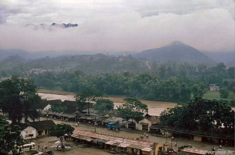 Sông Bằng chảy qua thị xã.