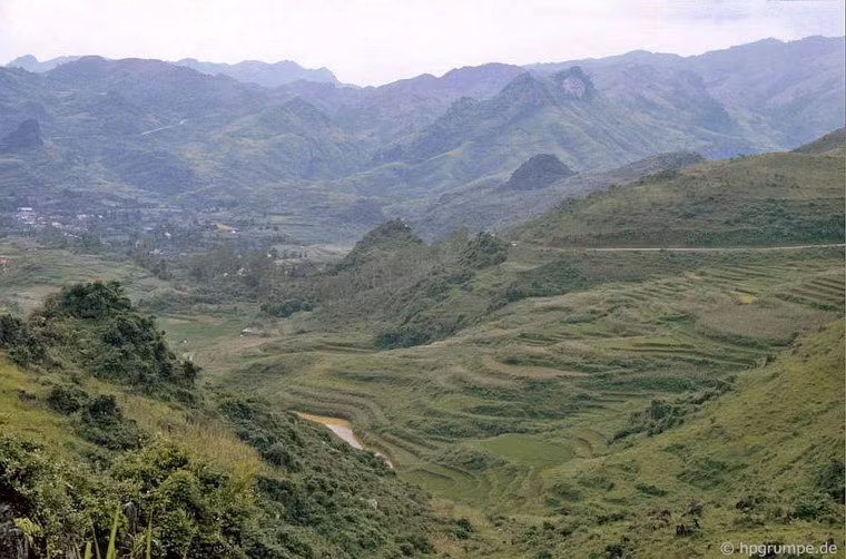 Những thửa ruộng bậc thang trên sười núi thoai thoải.