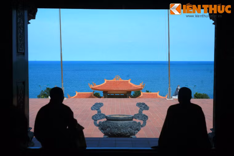 Từ chính điện có thể ngắm nhìn khoảng không gian bao la của biển trời Phú Quốc.