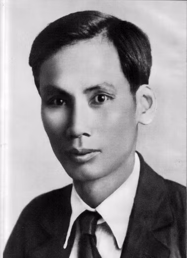  Chân dung đồng chí Nguyễn Ái Quốc ở Liên Xô năm 1923. Sau Đại hội Quốc tế Cộng sản lần thứ 5 ở Moscow, Người về Quảng Châu hoạt động cách mạng. 