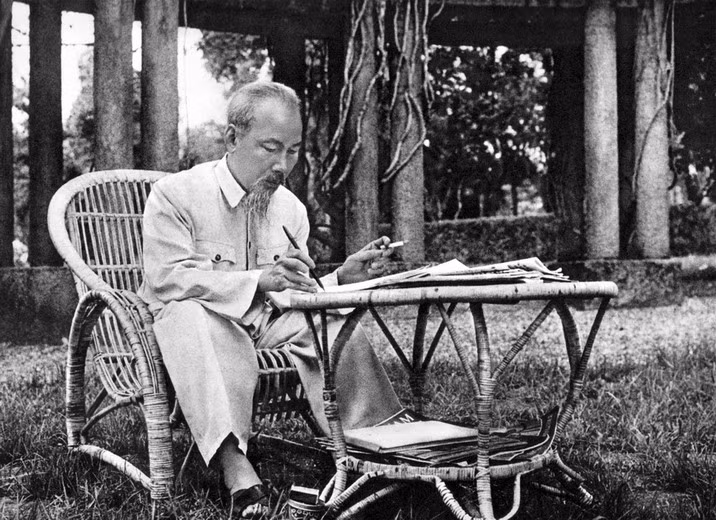  “Người ngồi đó với cây chì đỏ/ Vạch đường đi từng bước, từng giờ” - Thơ Tố Hữu.