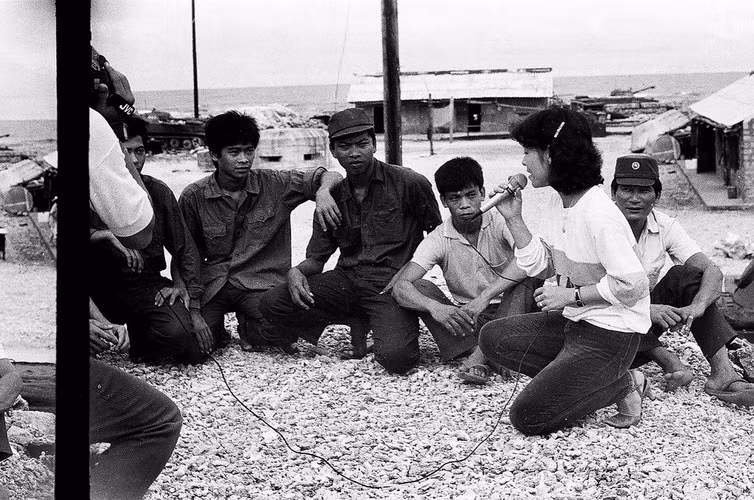 Ca sĩ Thanh Thanh nổi tiếng với bài hát "Gần lắm Trường Sa" của cố nhạc sĩ Huỳnh Phước Long. Mỗi lần cô hát đều được lính đảo Trường Sa hoan hô nhiệt liệt.