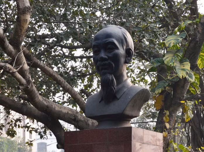  Ở Ấn Độ, Tượng đài Hồ Chí Minh được đặt tại giao điểm đường Hồ Chí Minh và đường Nêru thành phố Cancutta. 
