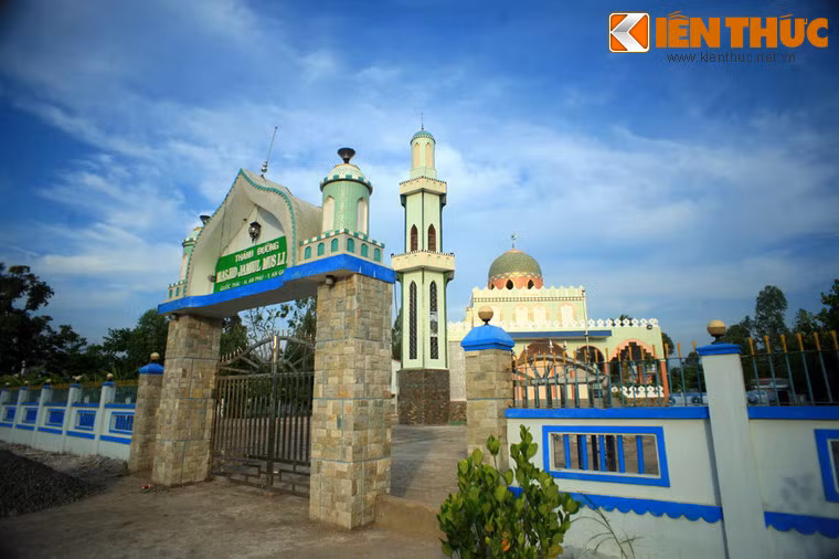 Thánh đường Jamiul Muslimin của cộng đồng người Chăm theo Hồi Giáo tại xã biên giới Quốc Thái, huyện An Phú, tỉnh An-Giang được xem là thánh đường lớn nhất Việt Nam hiện tại, với khả năng tiếp nhận trên dưới 1.000 người hành lễ.
