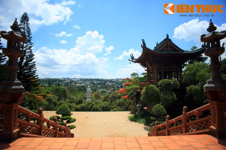 Từ chính điện của chùa nhìn ra thành phố Kon Tum.