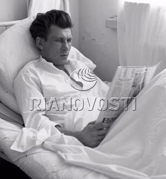 Thượng sĩ Vitaly Bubenin nghỉ ngơi trong bệnh viện.