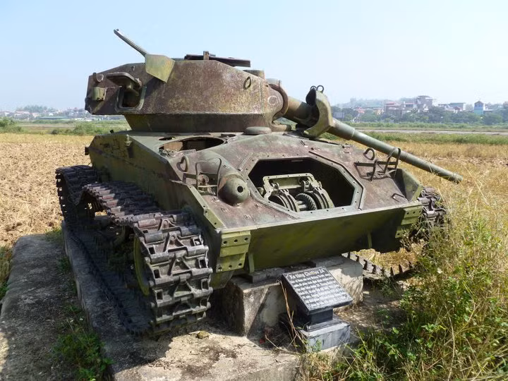 Xác một chiếc xe tăng M24 Chaffee ở Điện Biên Phủ. Ảnh: Deano Photo World.