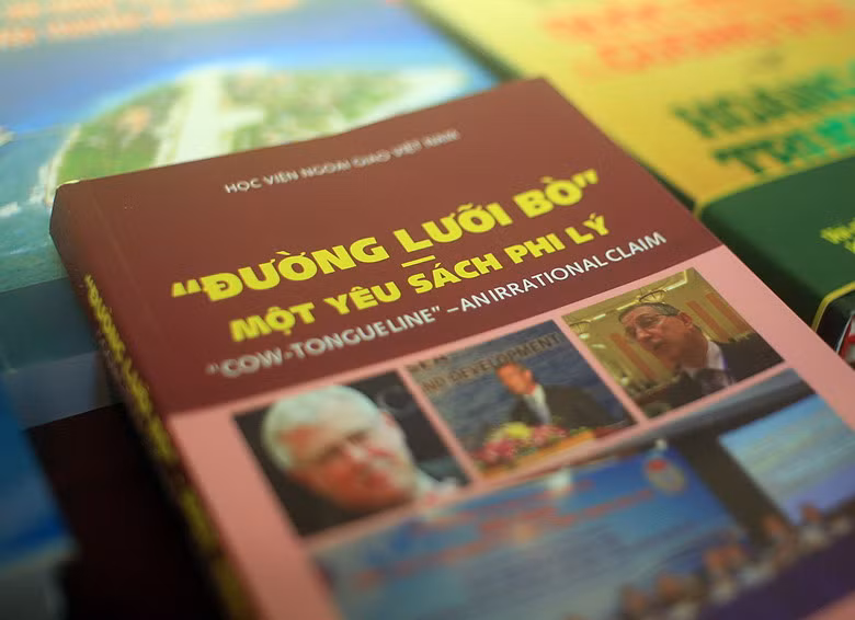 Bên cạnh các ấn phẩm của Việt Nam, còn có các công trình nghiên cứu của các chuyên gia quốc tế, phủ nhận sự phi lý trong yêu sách chủ quyền của Trung Quốc.