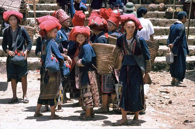 Phụ nữ người Dao Đỏ tại chợ Sa Pa.