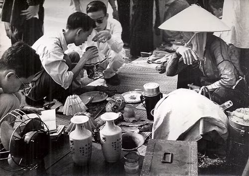 Bên cạnh đó là rất nhiều loại đồ gia dụng như quạt, đèn ngủ, lọ hoa, bình vôi...