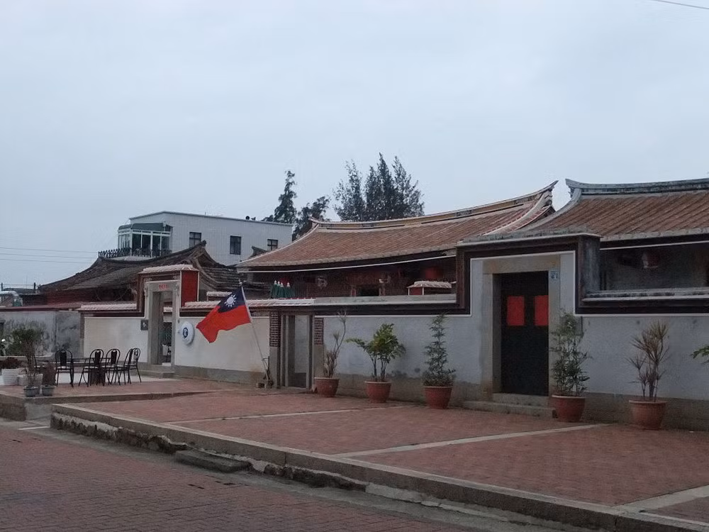 Bên cạnh vị trí nằm gần đại lục (có thể nhìn thấy đại lục bằng mắt thường hoặc ống nhòm), Kim Môn còn thu hút du khách với các thôn làng yên bình, kiến trúc kiểu cổ. Ảnh: Nhà theo kiến trúc truyền thống ở Kim Môn.