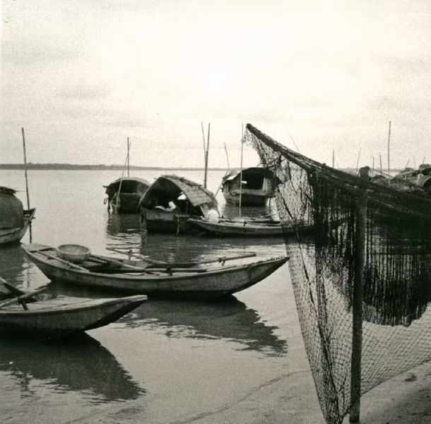 Xóm chài ven sông Hồng.